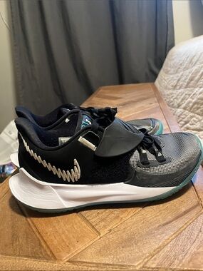 Nike Kids Black, Teal & White Low-Top lures